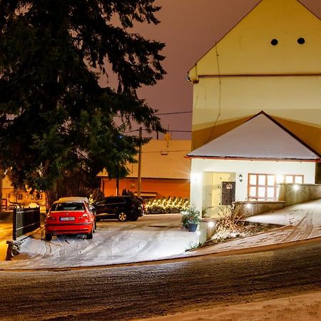 Hotel Restaurace a penzion pod hradem Zlín Exterior foto